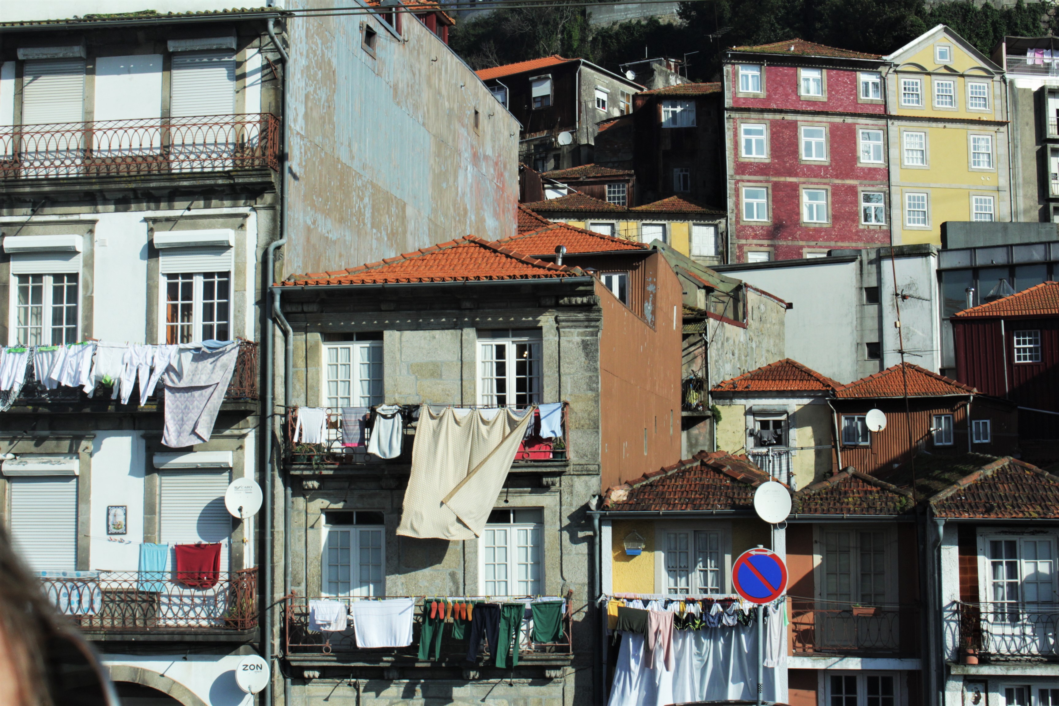 Oporto ropa colgada de las ventanas